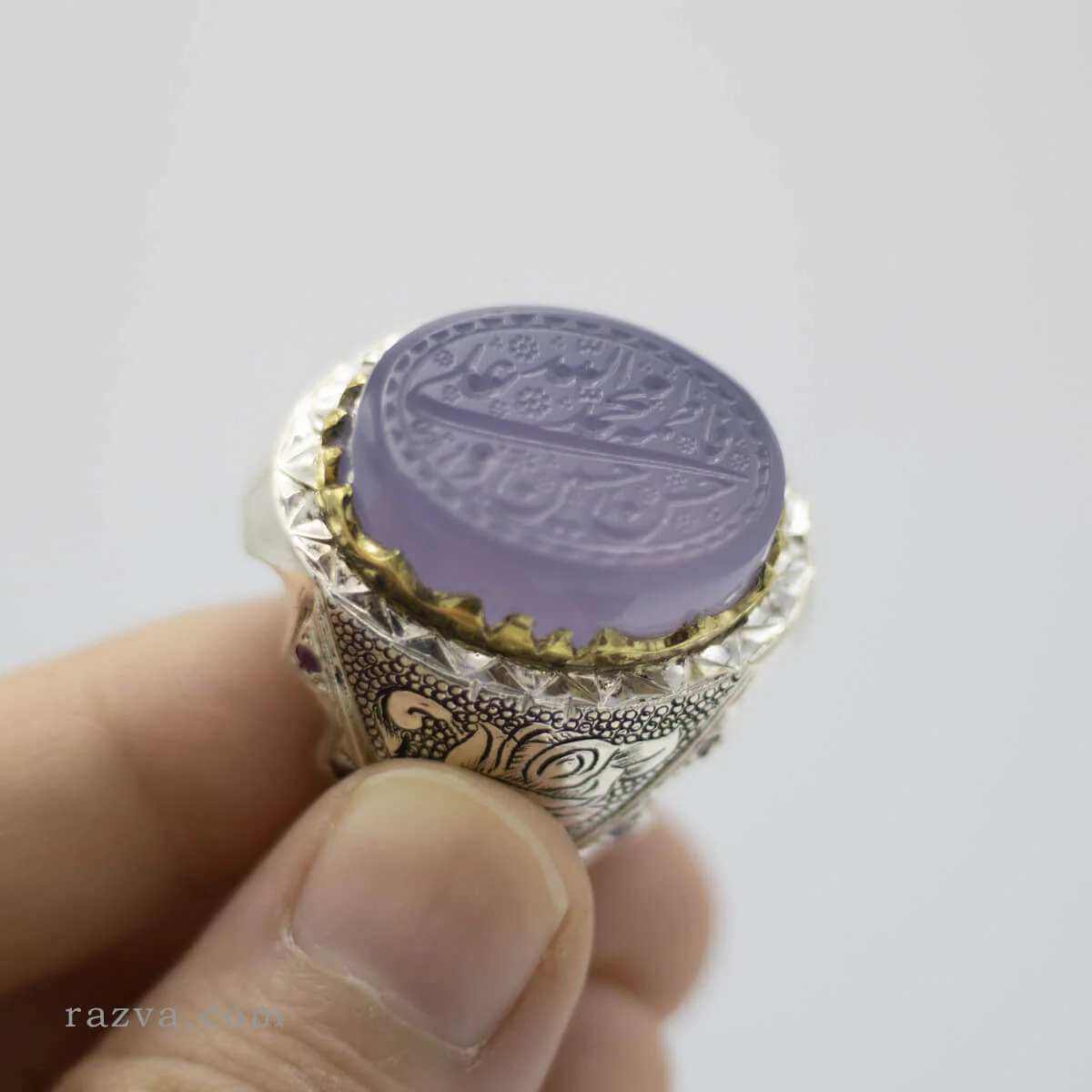 Bague artisanale en argent avec monture en or et pierres rubis