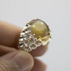 Bague artisanale en argent avec rubis jaune et détails en or