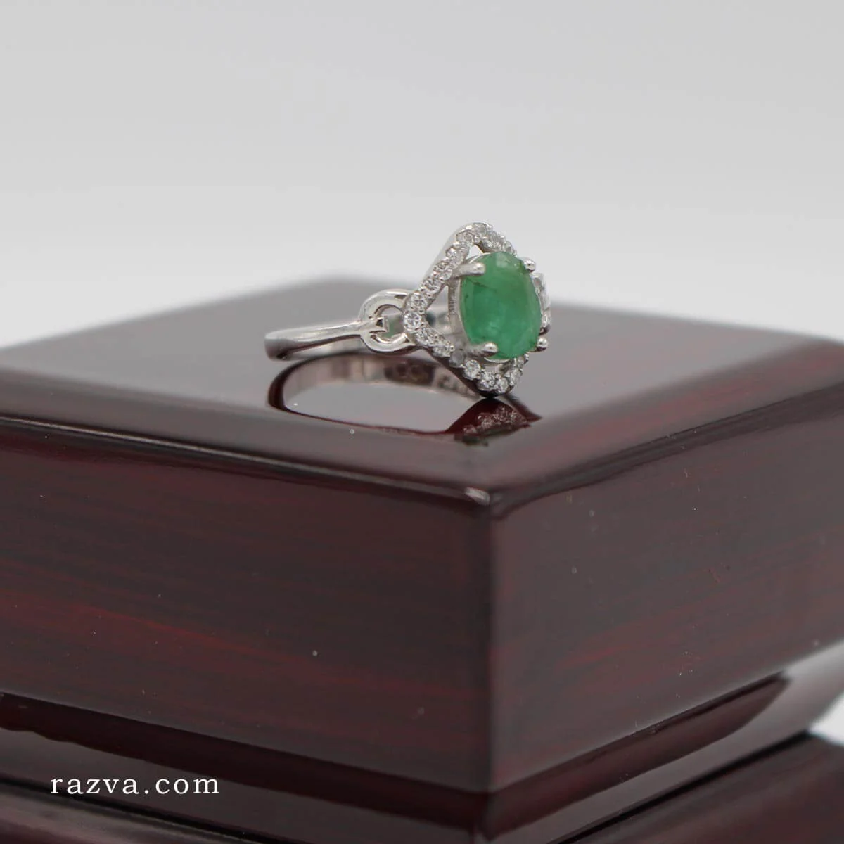 bijou artisanal en argent avec émeraude verte et zirconiums
