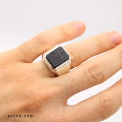 bague homme en argent avec agate noire gravée d’une invocation de protection