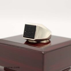 bague homme religieuse avec pierre jaz’ noire naturelle et gravure sacrée