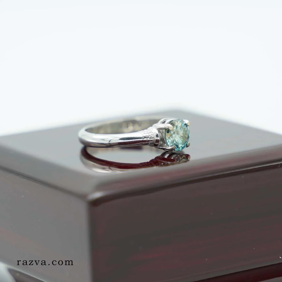 bague femme fine et élégante avec moissanite verte naturelle