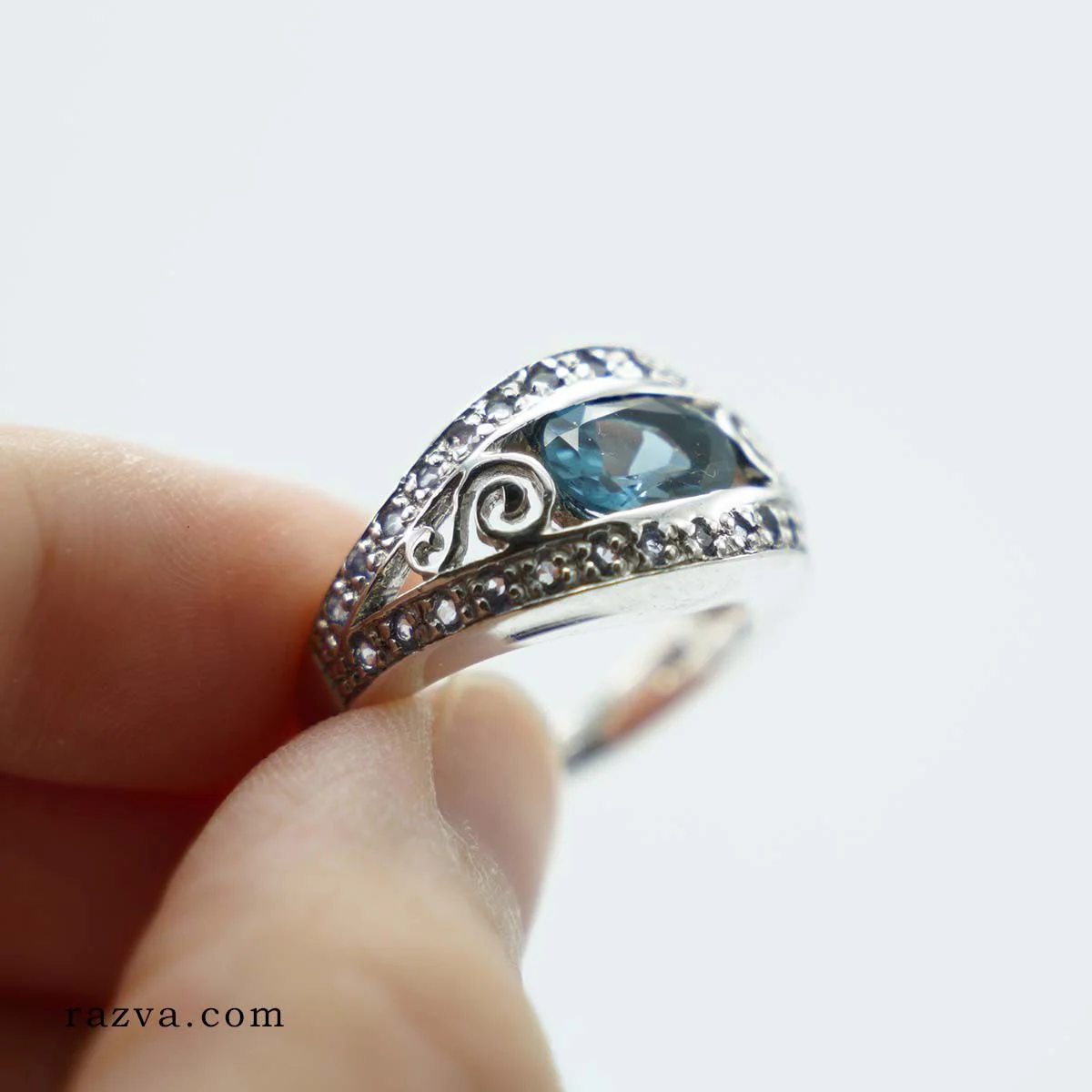 bijou femme en argent orné de topaze bleue et de petits zirconiums
