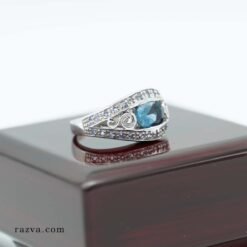 bijou femme en argent orné de topaze bleue et de petits zirconiums