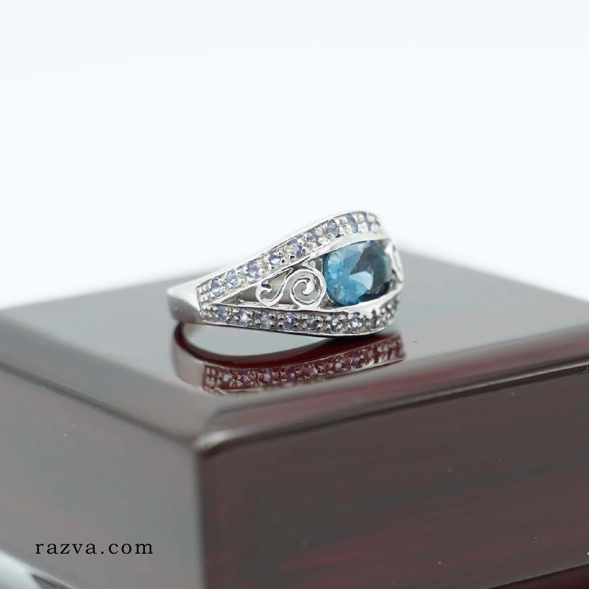 bijou femme en argent orné de topaze bleue et de petits zirconiums