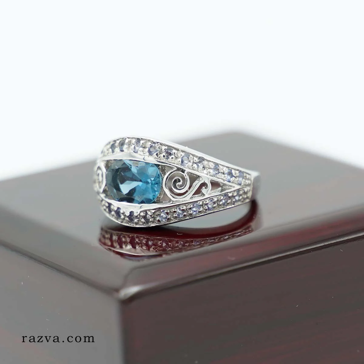 bague artisanale avec pierre bleue naturelle et monture raffinée