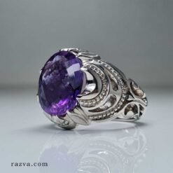 Vue latérale de la bague homme en argent avec améthyste naturelle
