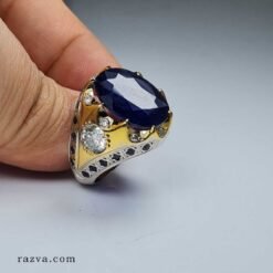 Bijou artisanal avec saphir bleu, moissanites et gravure dorée