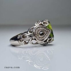 Vue détaillée de la monture orientale avec péridot naturel