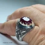 Bague pour homme avec rubis rouge facetté et monture argent sculptée