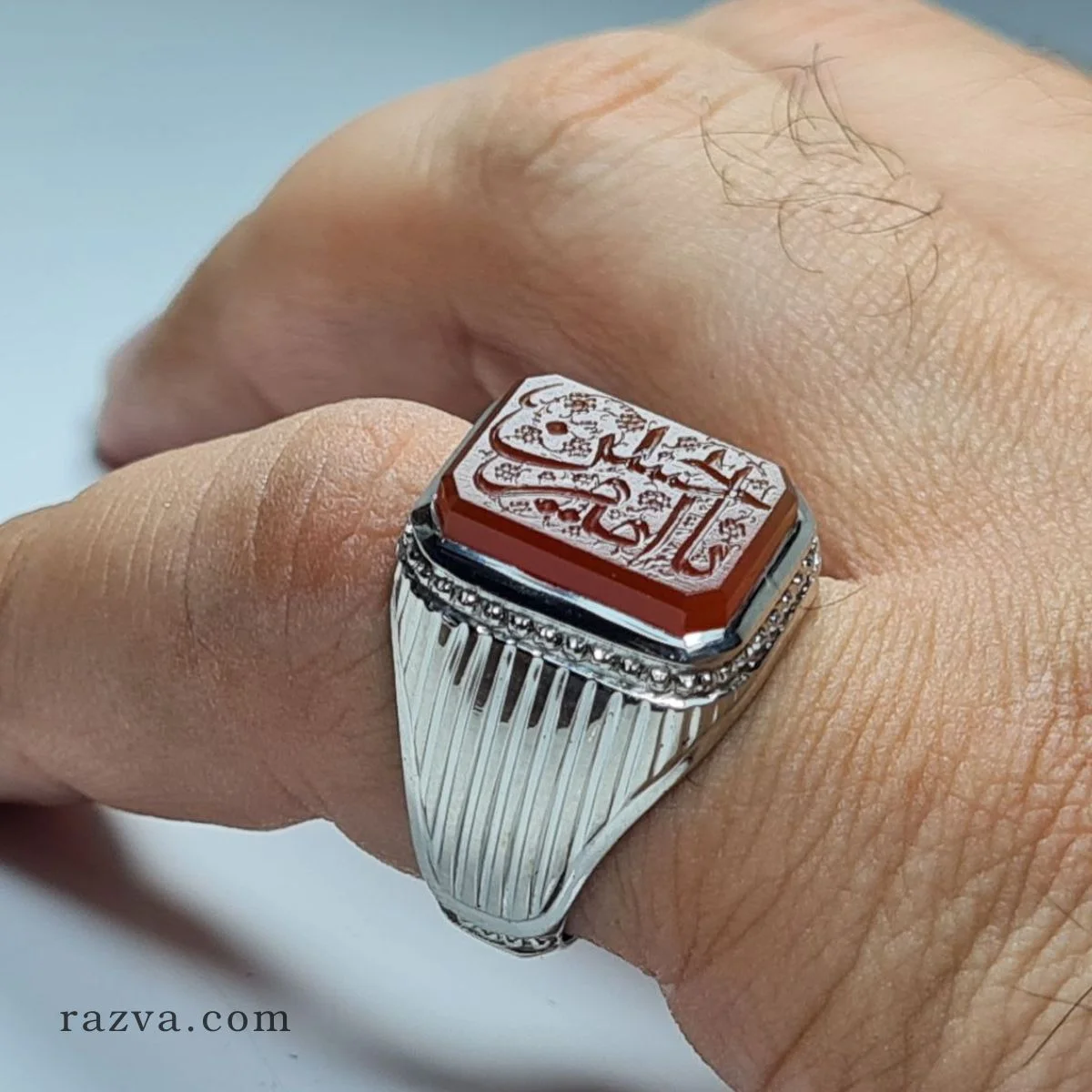 Bague pour homme en agate rouge gravée Yâ Imam Hussein (a)