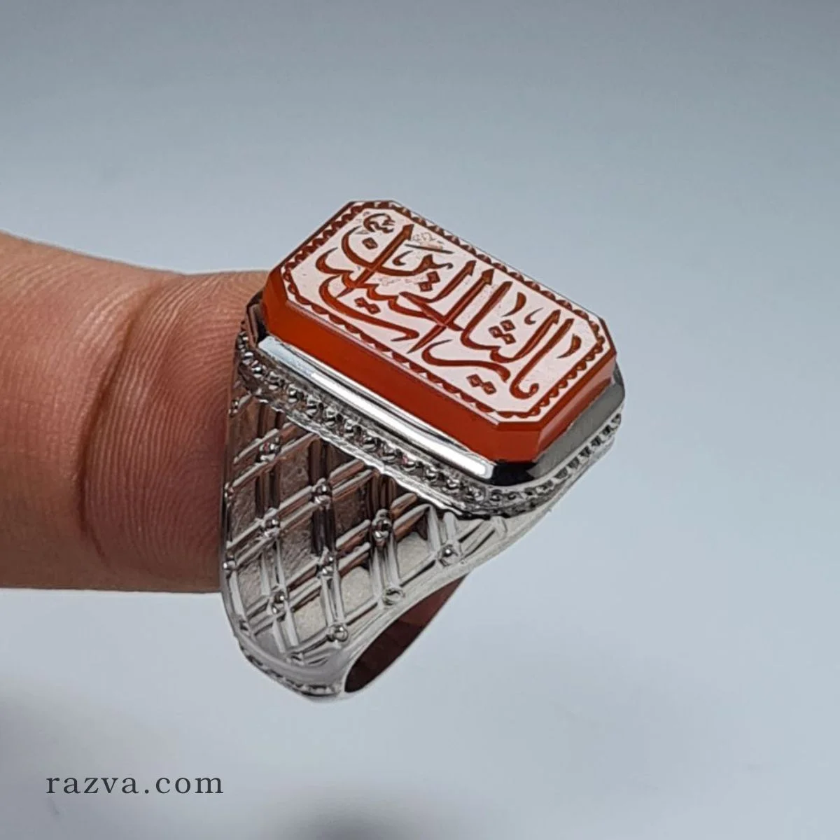 Bijou musulman inspiré de l’Imam Hussein avec pierre rouge et monture gravée