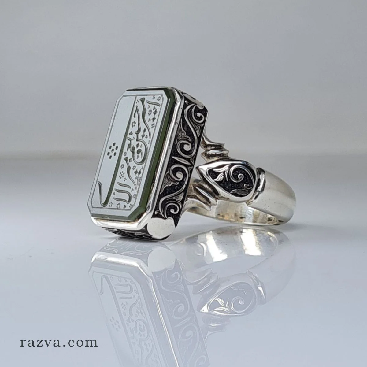 Bijou islamique en jade vert avec monture en argent gravée