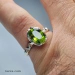 Bague faite main avec péridot vert monté sur argent