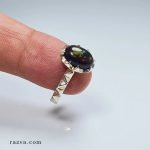 Bague argent avec pierre noire aux reflets multicolores