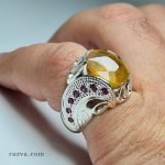 Bijou pour homme en argent avec pierre précieuse jaune et détails orientaux