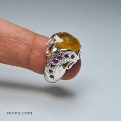 Bague artisanale en argent avec pierre jaune et sertissage rubis roses