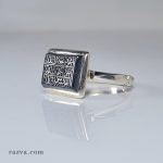 Détail de la bague artisanale avec invocation islamique gravée sur hématite