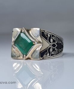 Bague chevalière masculine en argent avec pierre précieuse verte et motifs distinctifs.