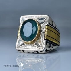 Bague chevalière homme en argent 925 avec émeraude et motifs bicolores raffinés.