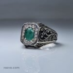 Bague artisanale pour homme en argent avec émeraude naturelle et gravures fines.