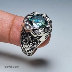 Chevalière homme en argent 925 avec moissanite naturelle et monture gravée florale.