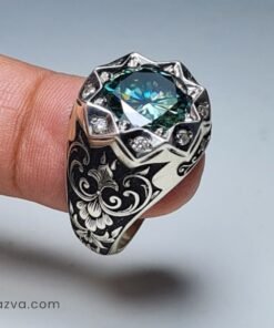 Chevalière homme en argent 925 avec moissanite naturelle et monture gravée florale.