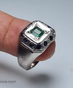 Bague homme artisanale en argent avec émeraude et pierres saphirs.