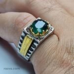 Chevalière homme en argent 925 avec émeraude naturelle et détails dorés.