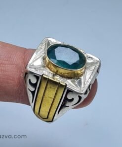 Bague artisanale homme en argent avec émeraude naturelle et monture exceptionnelle.