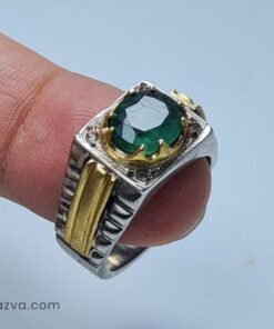 Bague artisanale homme avec émeraude naturelle de Zambie et monture dorée.