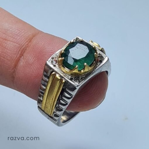 Bague artisanale homme avec émeraude naturelle de Zambie et monture dorée.