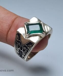 Bague artisanale avec émeraude sertie en étoile et motifs gravés.