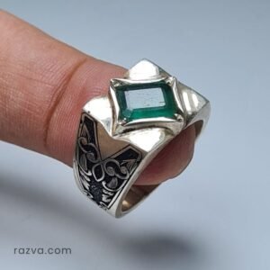 Bague artisanale avec émeraude sertie en étoile et motifs gravés.