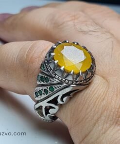 Bague homme artisanale en argent 925 avec rubis jaune naturel et petites émeraudes.