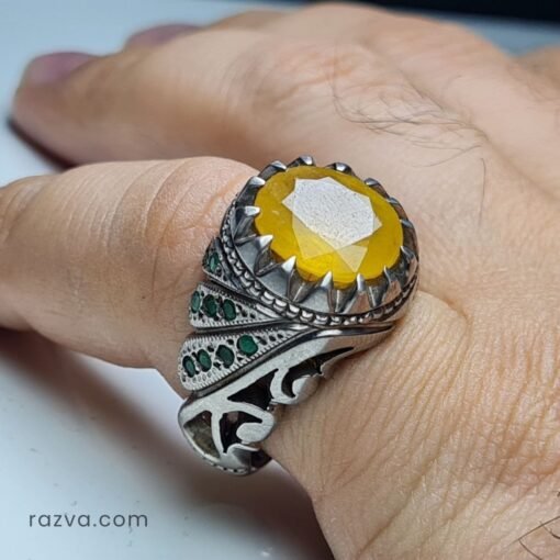 Bague homme artisanale en argent 925 avec rubis jaune naturel et petites émeraudes.