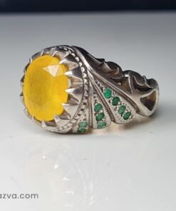 Bague élégante en argent avec rubis jaune naturel et ornements en émeraudes vertes.