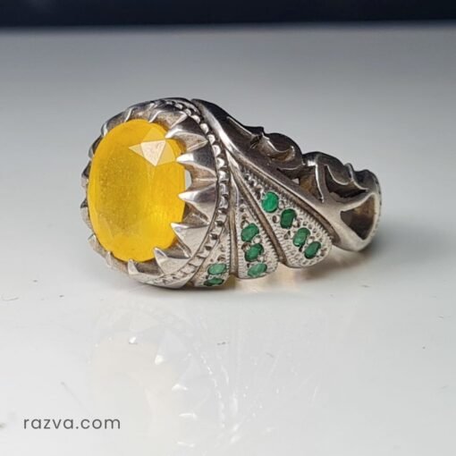 Bague élégante en argent avec rubis jaune naturel et ornements en émeraudes vertes.