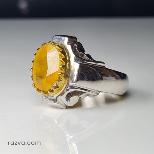 Bague homme contemporaine en argent avec rubis jaune naturel et design épuré.