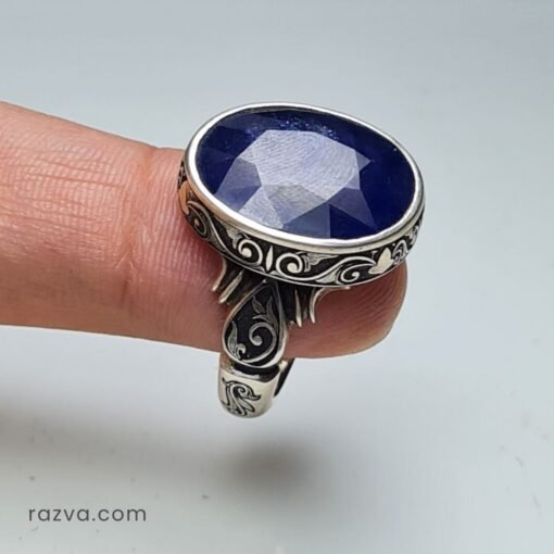 Bague homme en argent avec saphir bleu et détails gravés raffinés.