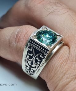 Bague artisanale homme en argent avec moissanite verte et design raffiné.