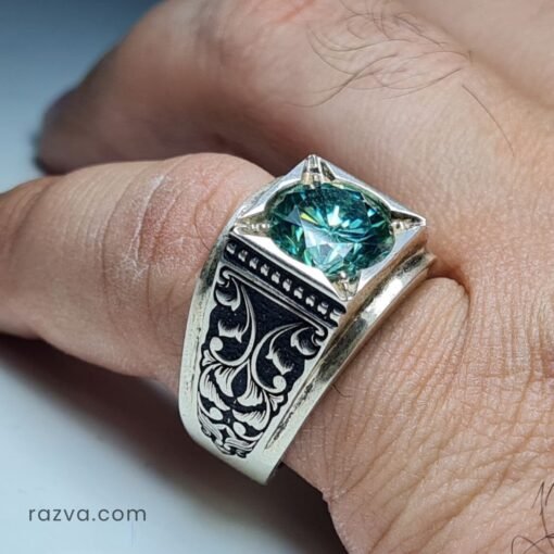 Bague artisanale homme en argent avec moissanite verte et design raffiné.