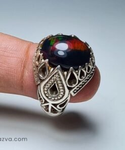 Bague en argent 925 avec opale noire naturelle aux reflets rouges et verts.