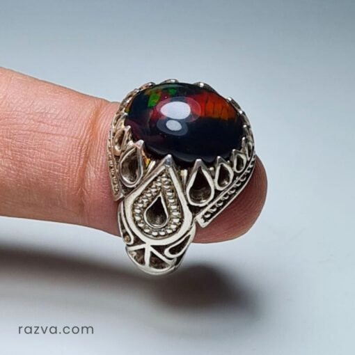 Bague en argent 925 avec opale noire naturelle aux reflets rouges et verts.