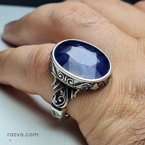 Bague artisanale homme en argent 925 avec saphir bleu naturel et monture gravée.