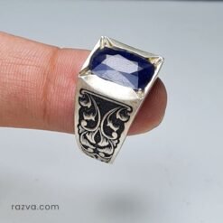 Bague homme en argent 925 avec saphir bleu et monture gravée élégante.