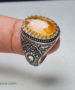 Bague homme artisanale en argent 925 avec pierre rubis jaune éclatante.