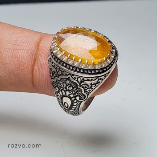 Bague homme artisanale en argent 925 avec pierre rubis jaune éclatante.