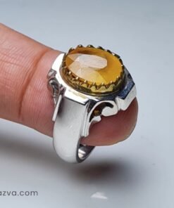 Bague artisanale pour homme en rubis jaune avec monture moderne et élégante.