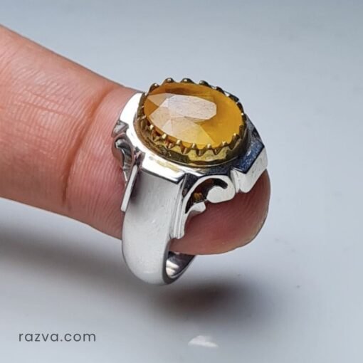 Bague artisanale pour homme en rubis jaune avec monture moderne et élégante.